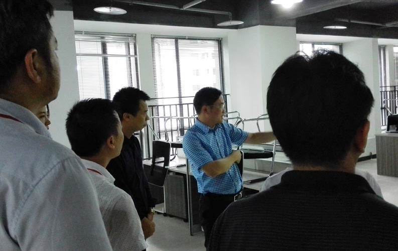賴區(qū)長鼓勵重慶天度網絡公司要多進行創(chuàng)新，并就天度未來發(fā)展方向做出重要指示。