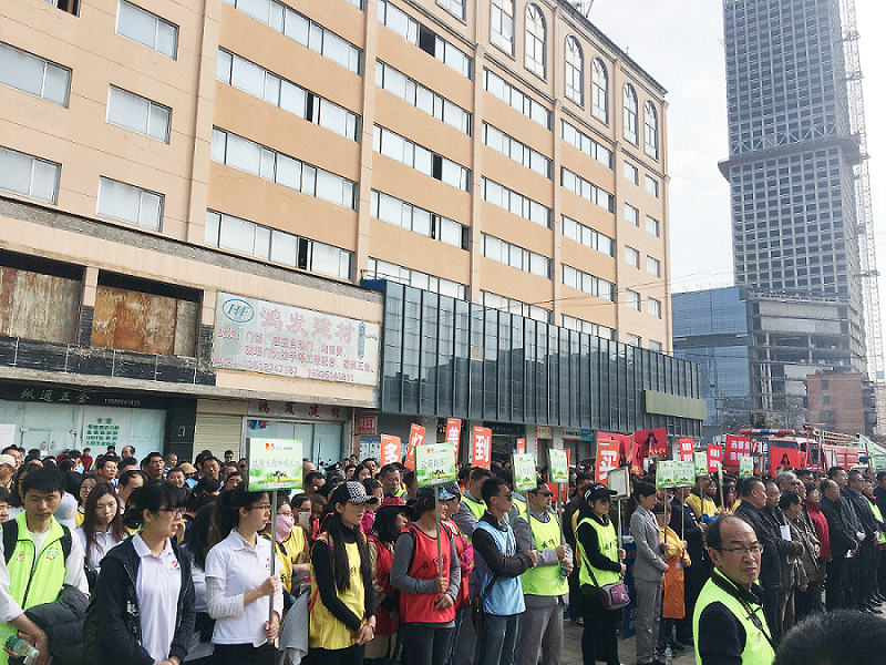 2017年3月5日，是我國(guó)第54個(gè)學(xué)雷鋒紀(jì)念日。3月份的春天萬(wàn)物復(fù)蘇，百花齊放。陽(yáng)光透過(guò)淡薄的云層照耀著大地，它的萬(wàn)道金光愉快地普照著萬(wàn)物。春風(fēng)拂面,是那么清柔,那么親切,就像是雷鋒的精神一直溫暖著、鼓舞著我們!